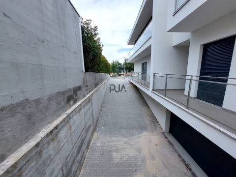 Arrenda-se espaço de arrumos ou garagem