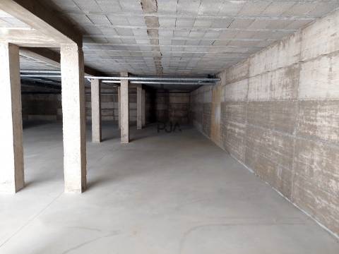 Arrenda-se espaço de arrumos ou garagem