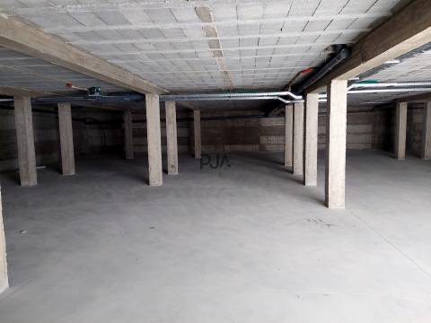 Arrenda-se espaço de arrumos ou garagem