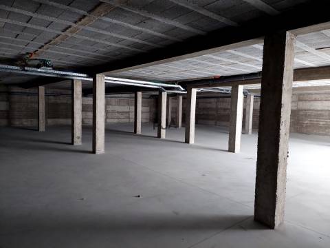 Arrenda-se espaço de arrumos ou garagem