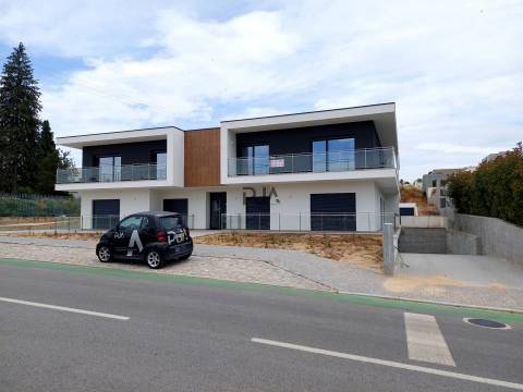 Arrenda-se espaço de arrumos ou garagem