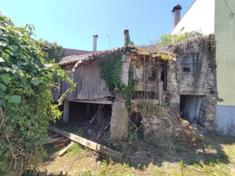 Moradia para reconstrução em Peges