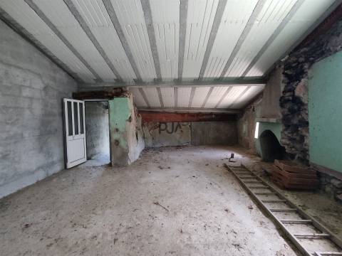 Moradia para reconstrução em Peges