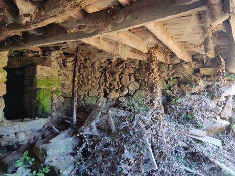 Moradia para reconstrução em Peges