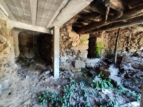 Moradia para reconstrução em Peges