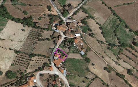 Moradia para reconstrução em Peges