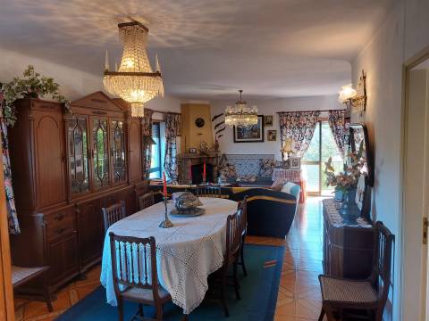 Moradia isolada T5 em Penalva do Castelo