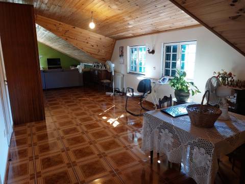 Moradia isolada T5 em Penalva do Castelo