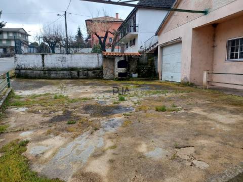 Edifício par 3 habitações em Gradiz, Aguiar da beira