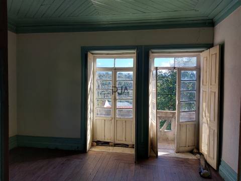 Moradia Rústica T5 em Fornos de Algodres