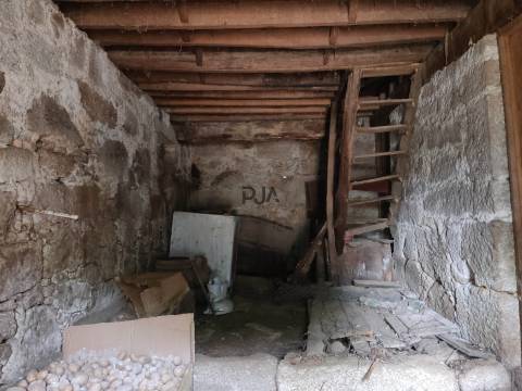 Moradia T5 para Recuperar em Quinta da Ponte