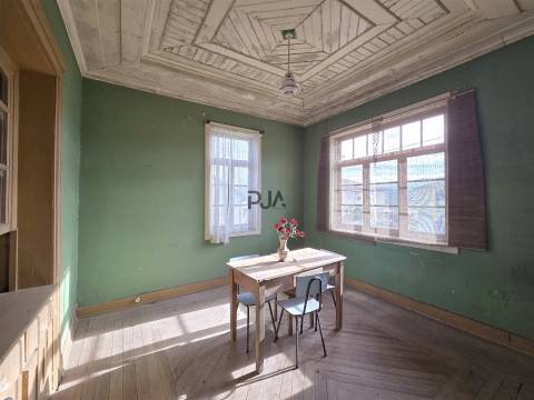 Moradia T5 para Recuperar em Quinta da Ponte