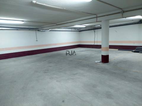 Arrenda-se garagem em centro de Tondela