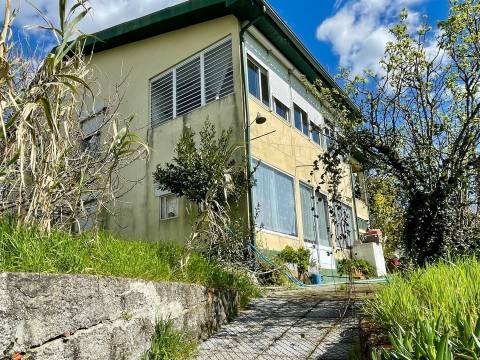 Quinta com 3 apartamentos em Figueiró, Viseu