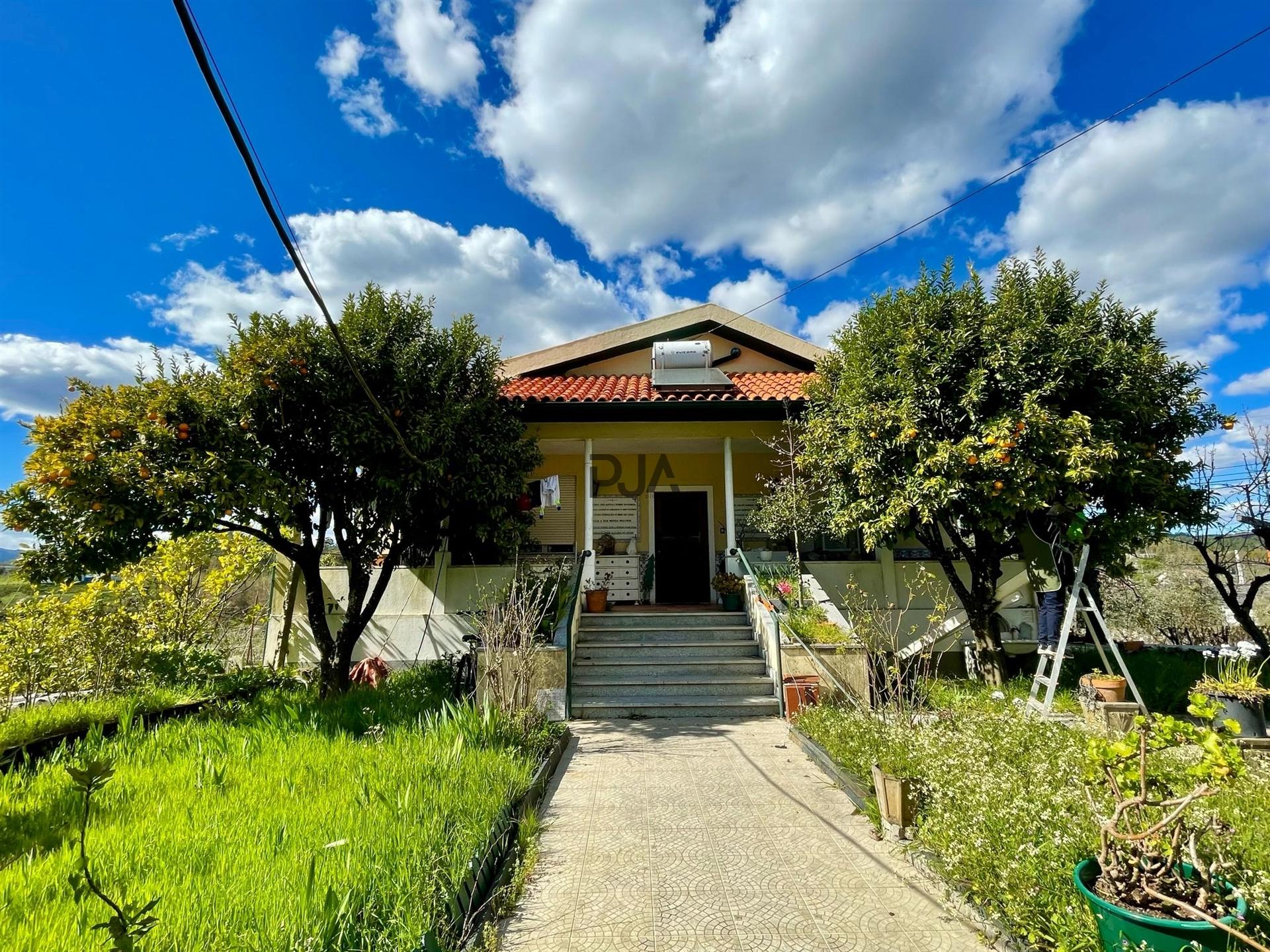 Quinta com 3 apartamentos em Figueiró, Viseu