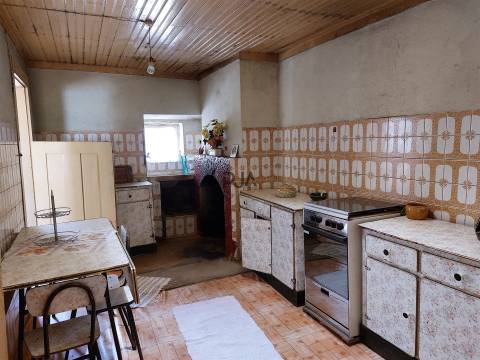 Moradia Rústica T3 em Vila Soeiro do Chão, Fornos de Algodres
