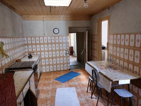 Moradia Rústica T3 em Vila Soeiro do Chão, Fornos de Algodres