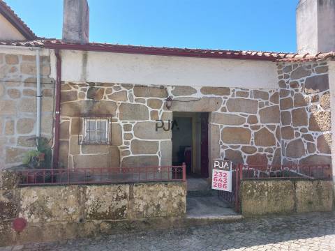Moradia Rústica T3 em Vila Soeiro do Chão, Fornos de Algodres