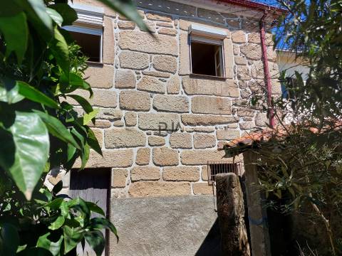 Moradia Rústica T3 em Vila Soeiro do Chão, Fornos de Algodres