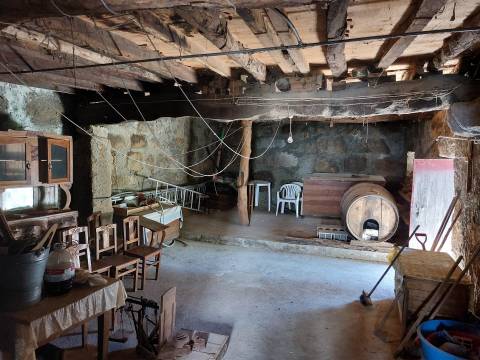 Moradia Rústica T3 em Vila Soeiro do Chão, Fornos de Algodres