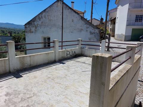 Moradia Rústica T3 em Vila Soeiro do Chão, Fornos de Algodres