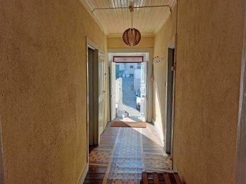 Moradia Rústica T3 em Vila Soeiro do Chão, Fornos de Algodres