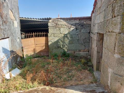 Moradia para reconstruir em Fundões, Mangualde