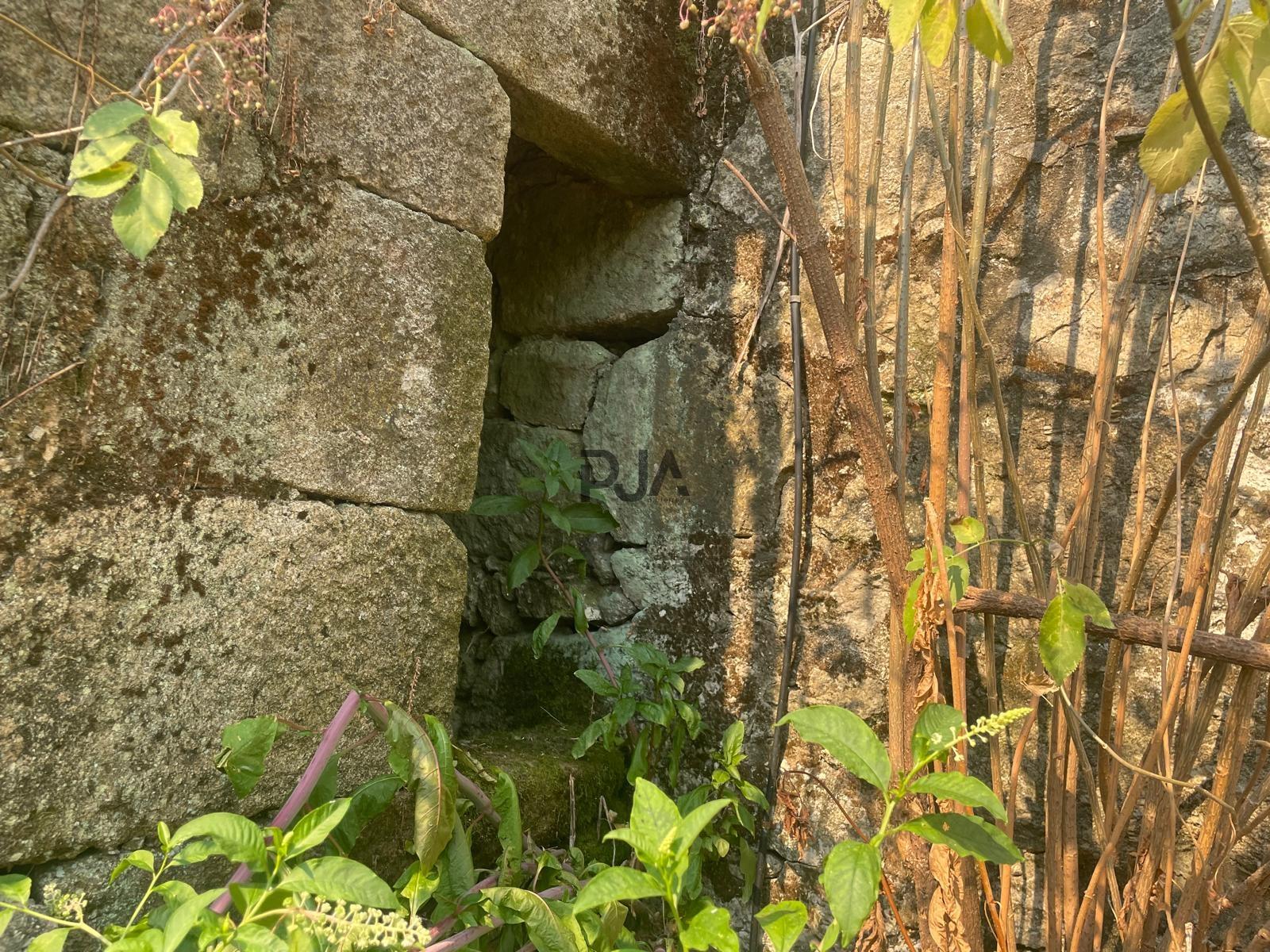 Moradia em granito para reconstruir em Mangualde