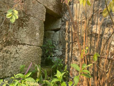 Moradia em granito para reconstruir em Mangualde