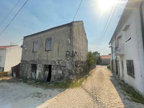 Moradia em granito para reconstruir em Mangualde