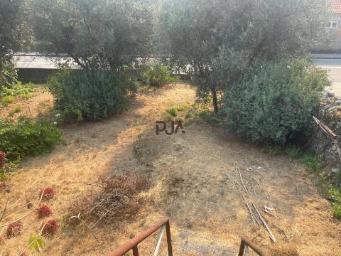 Moradia em granito para reconstruir em Mangualde