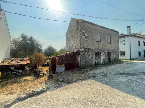 Moradia em granito para reconstruir em Mangualde