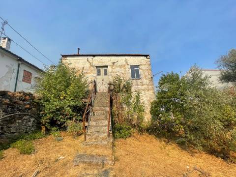 Moradia em granito para reconstruir em Mangualde