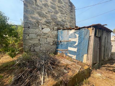 Moradia em granito para reconstruir em Mangualde