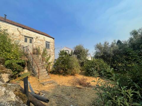 Moradia em granito para reconstruir em Mangualde