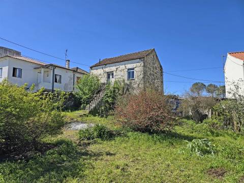 Moradia em granito para reconstruir em Mangualde