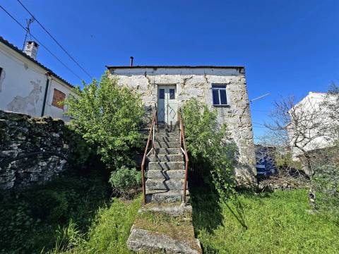 Moradia em granito para reconstruir em Mangualde