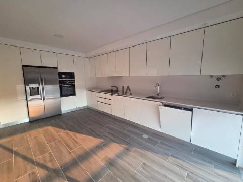 Apartamento T5 Duplex Novo, Jugueiros, Viseu