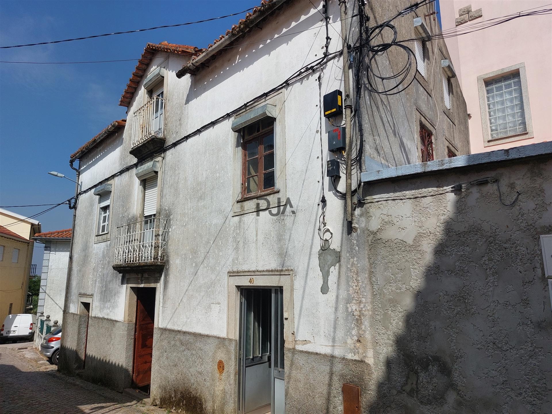 Moradia T2 para remodelar em São Paio, Gouveia