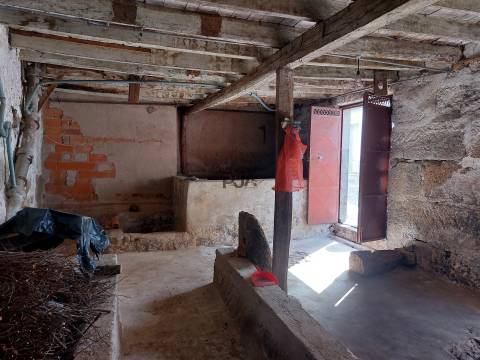 Moradia T2 para remodelar em São Paio, Gouveia