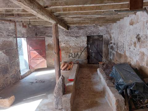 Moradia T2 para remodelar em São Paio, Gouveia