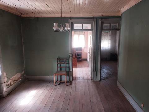 Moradia T2 para remodelar em São Paio, Gouveia