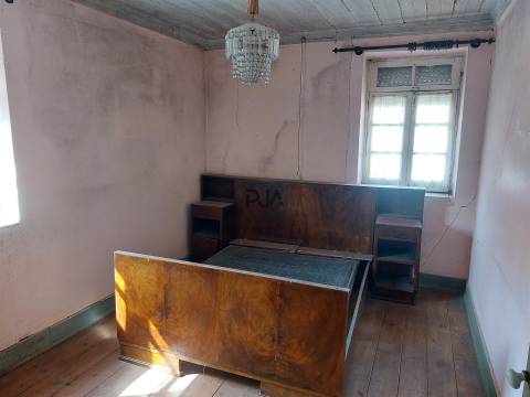 Moradia T2 para remodelar em São Paio, Gouveia