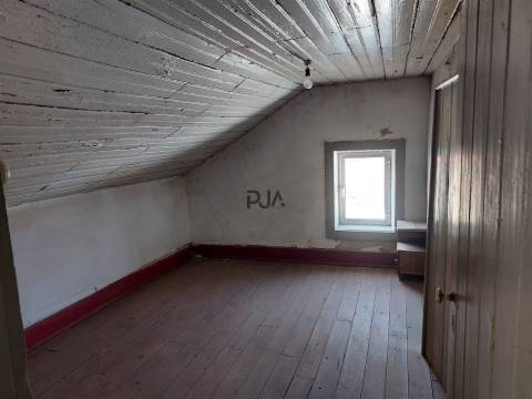 Moradia T2 para remodelar em São Paio, Gouveia