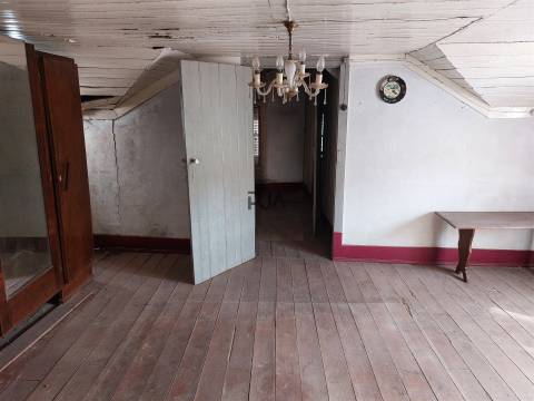 Moradia T2 para remodelar em São Paio, Gouveia