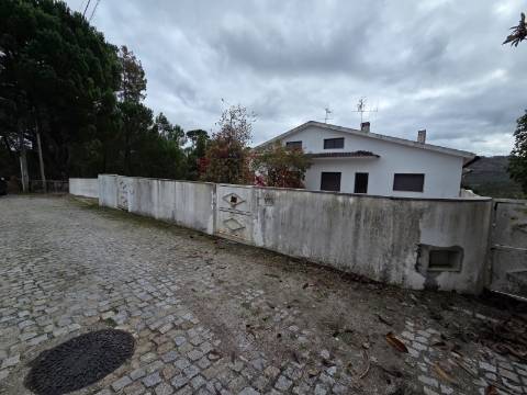 Andar moradia T4 para arrendamento em Mangualde