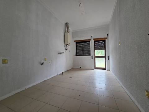 Andar moradia T4 para arrendamento em Mangualde