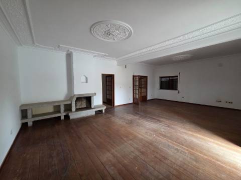 Andar moradia T4 para arrendamento em Mangualde