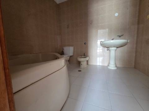 Andar moradia T4 para arrendamento em Mangualde