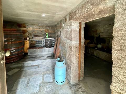 Moradia para restaurar em Amiais, Penalva do Castelo